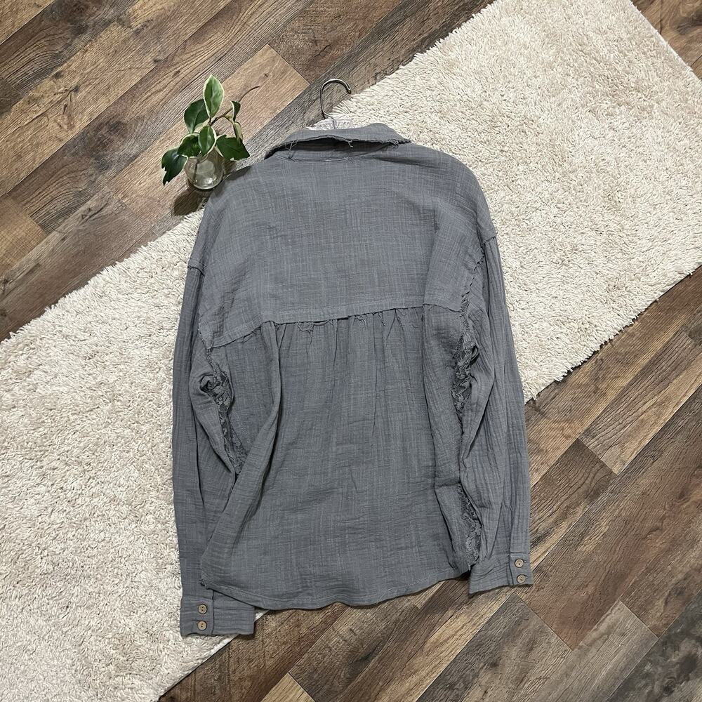 Buckle BKE Size Medium Oversized Gray Raw Edge Distressed Woven Pieced Top - Picture 7 of 7